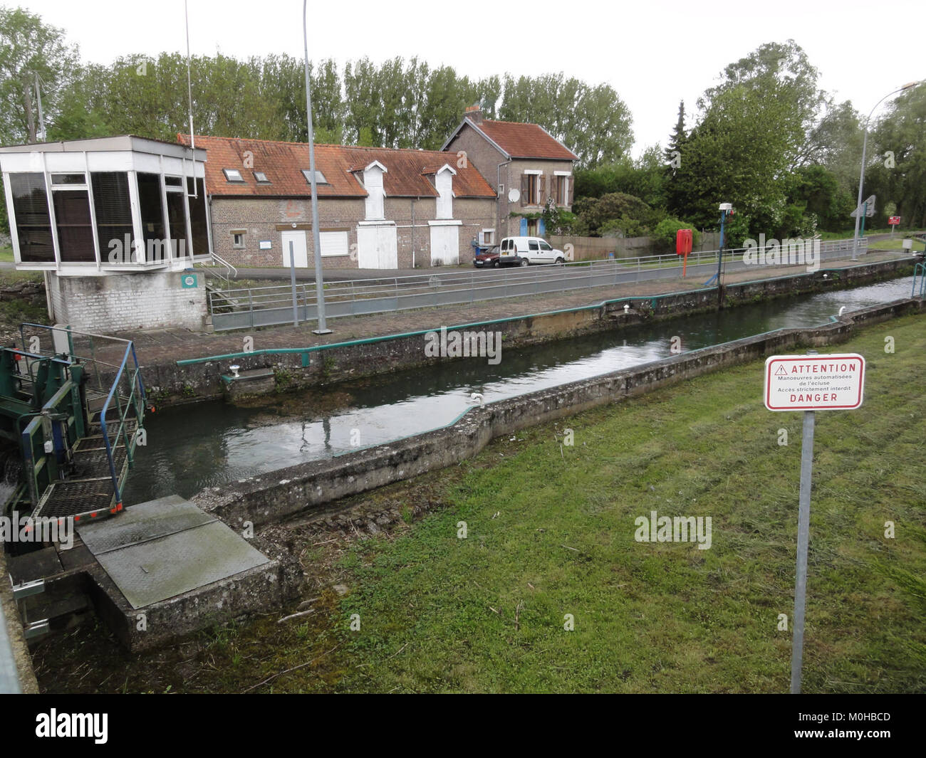 Una fotografia che mostra la serratura sul canale Sambre-Oise a Brissy-Hamégicourt ad Aisne, in Francia. L'immagine evidenzia le vie navigabili interne francesi, con strutture ingegneristiche utilizzate per la navigazione e la gestione delle acque. Foto Stock