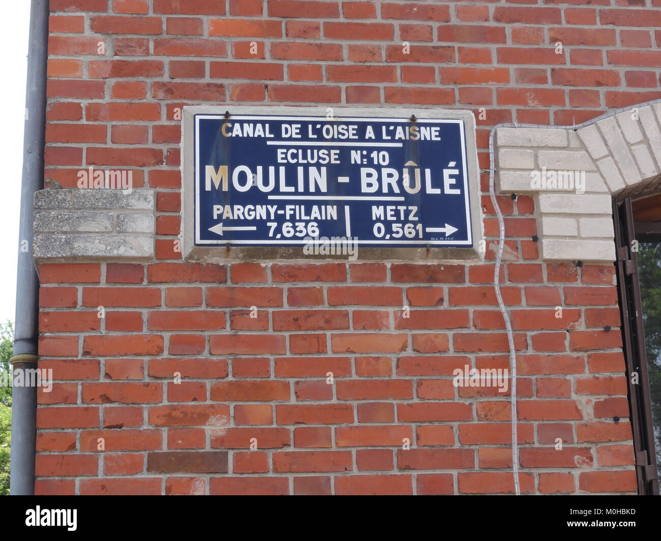 La fotografia mostra una targa alla chiusa n. 10, Moulin-Brulé, lungo il canale Oise-Aisne a Braye-en-Laonnois, Aisne, Francia. Essa mette in evidenza le infrastrutture del canale e il ruolo storico nel trasporto marittimo regionale. Foto Stock