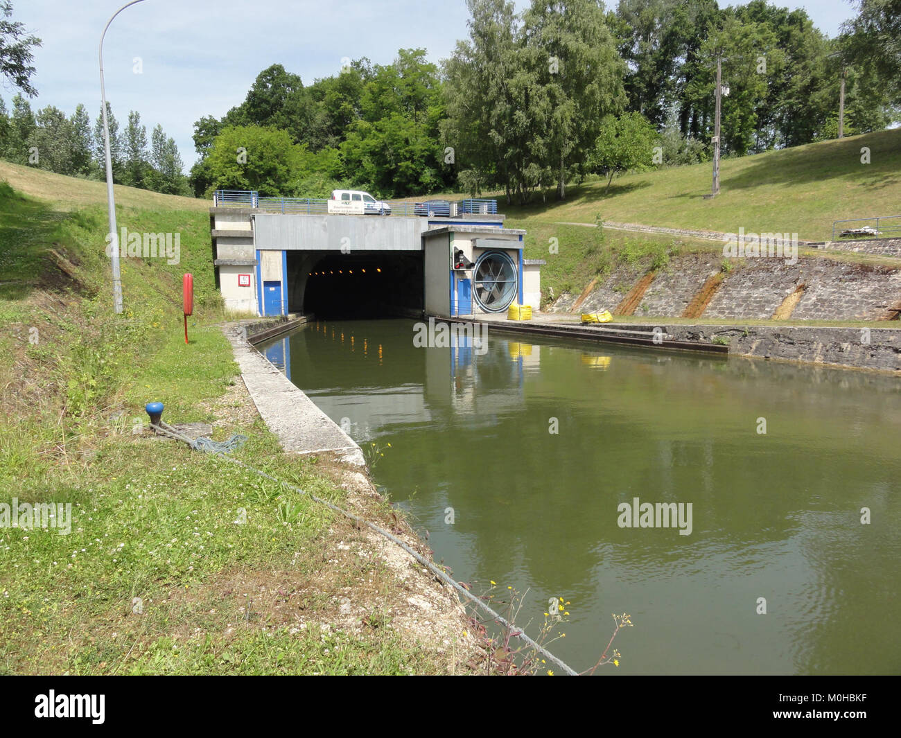 La sezione sotterranea del Canal de l'Oise à l'Aisne vicino a Braye-en-Laonnais, Aisne, Francia, è una struttura di ingegneria storica progettata per la navigazione interna, che collega i fiumi Oise e Aisne. Foto Stock