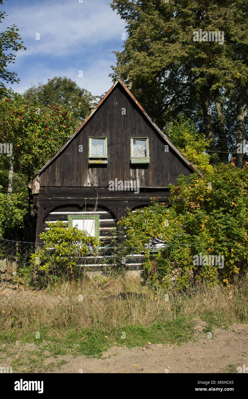 L'edificio 3 a Jetrichovice, Repubblica Ceca, fa parte di un complesso storico che mostra l'architettura regionale e l'ambiente culturale della città. Foto Stock