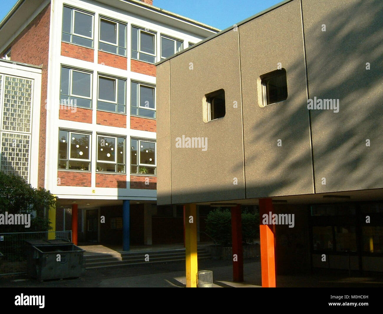Una fotografia della Scuola Büchner di Francoforte sul meno, Germania, che mostra il moderno edificio educativo e la sua struttura architettonica all'interno di un ambiente urbano. Foto Stock