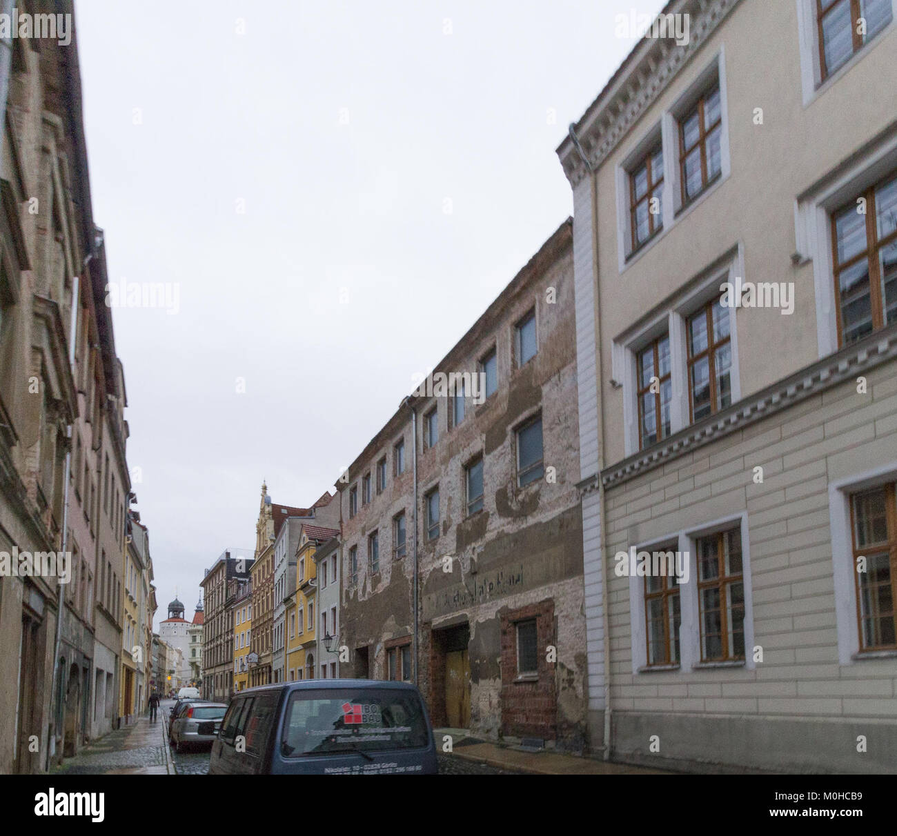 Una vista sulla strada di Breite Straße a Görlitz, Germania, che mette in risalto la sua architettura storica e l'ambiente urbano nel centro della città. Foto Stock
