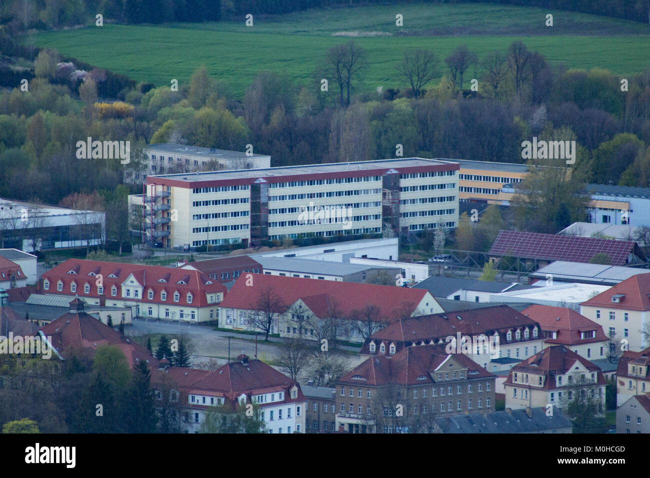 Una fotografia del centro scolastico professionale BSZ Löbau in Sassonia, Germania, che mostra l'edificio educativo e il suo design architettonico moderno. Foto Stock