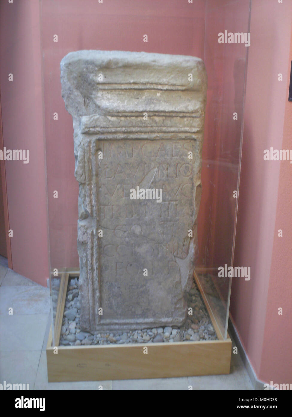 Un altare di dedica romano noto come Cannabiaca, creato in onore dell'imperatore Lucio vero, caratterizzato dall'artigianato lapideo inciso del periodo imperiale. Foto Stock