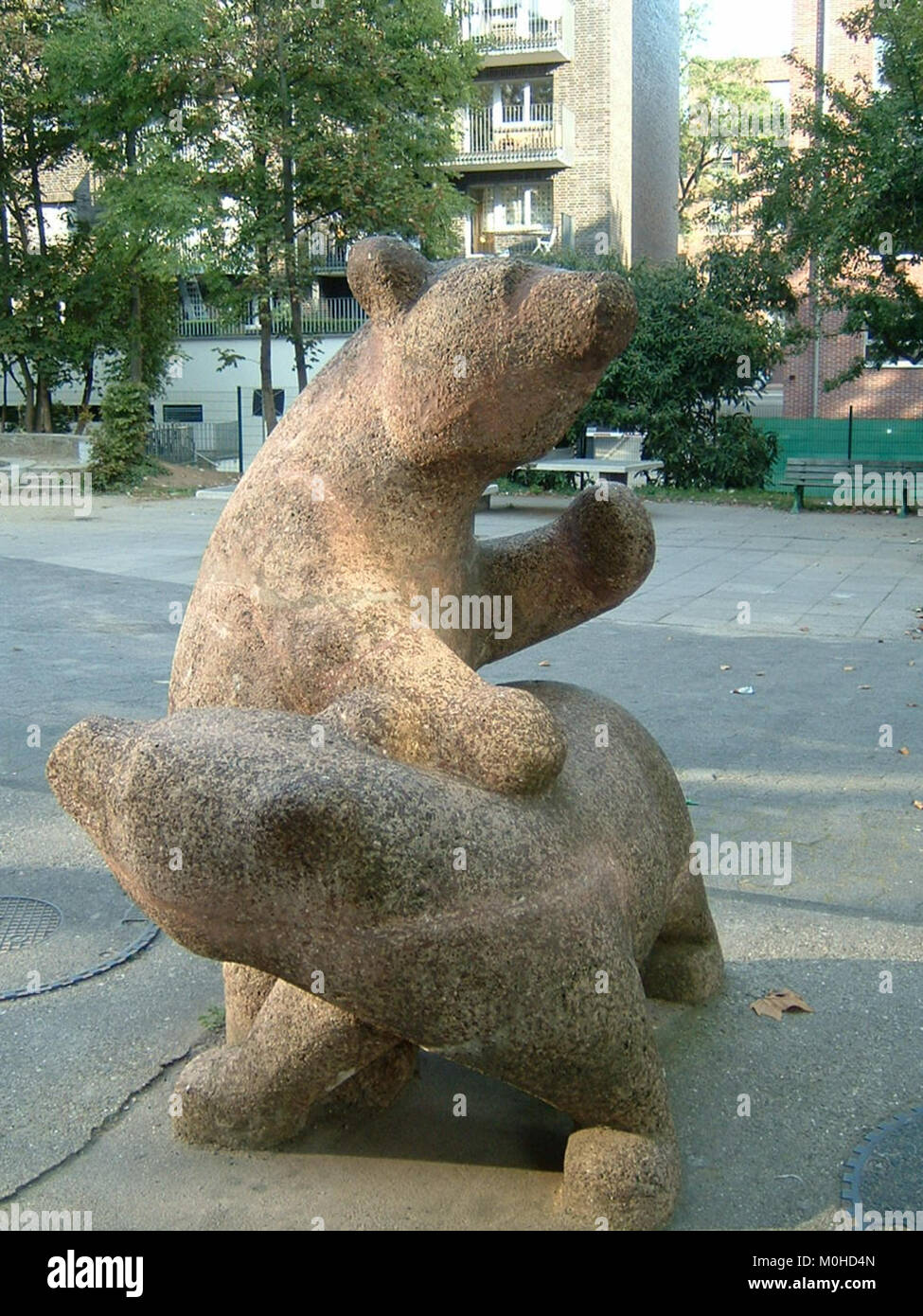 Questa fotografia mostra la Scuola Büchner di Francoforte, Germania, che illustra la sua architettura moderna e le strutture educative dell'istituzione. Foto Stock