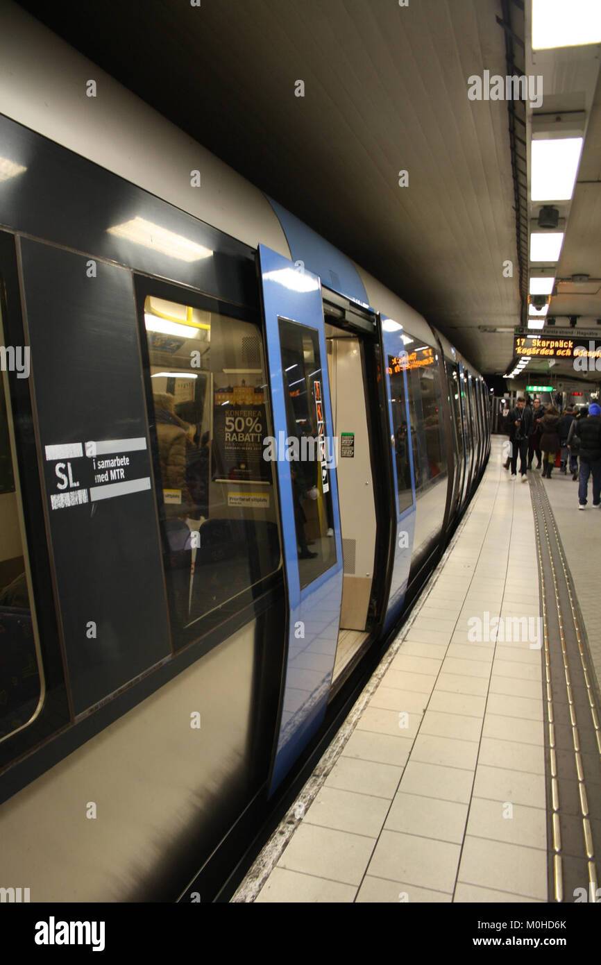 Una fotografia di un treno della metropolitana C20 alla stazione T-Centralen di Stoccolma, Svezia, che mostra il design e la struttura del sistema di trasporto pubblico della città. Foto Stock