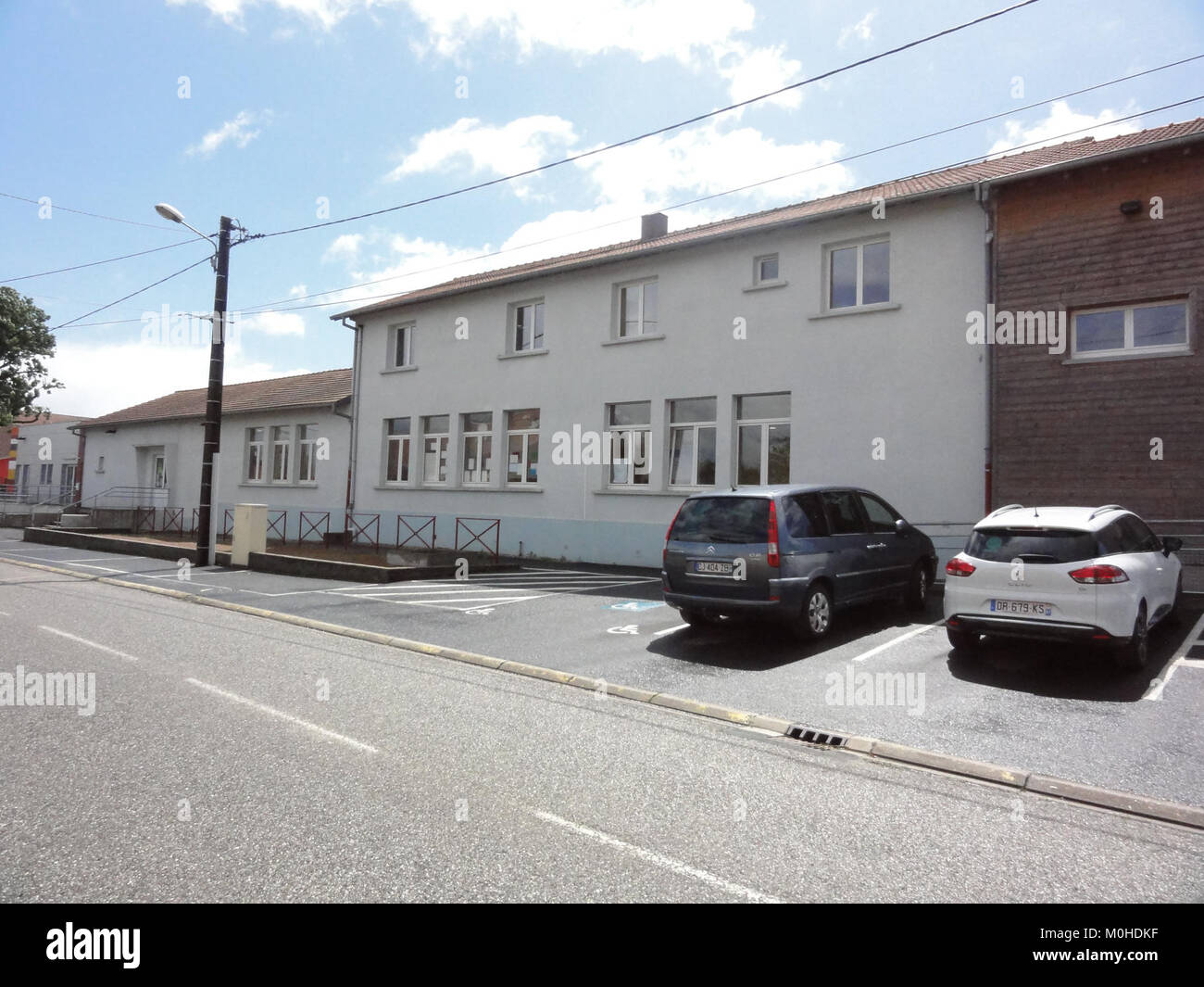 Una fotografia della scuola di Brouviller, Mosella, Francia, che mostra l'edificio educativo e il suo stile architettonico all'interno dell'ambiente del villaggio locale. Foto Stock