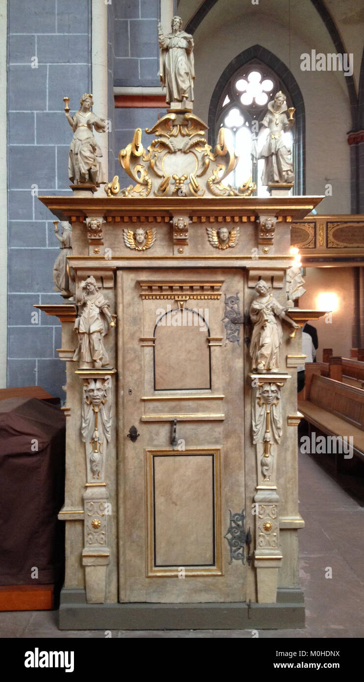 Questa opera d'arte mostra l'interno della chiesa di San Martini a Braunschweig, Germania, concentrandosi sul pulpito e una raffigurazione scolpita della parabola delle vergini sagge e sciocche. Il pezzo riflette le decorazioni ecclesiastiche e l'iconografia protestante della regione. Foto Stock
