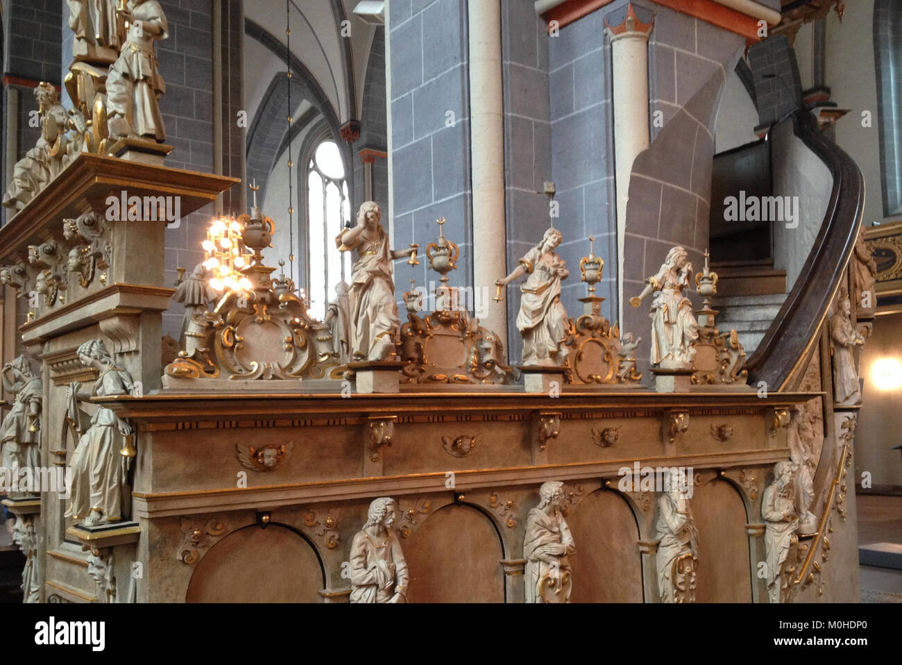 La scalinata del pulpito della chiesa di San Martini a Braunschweig, Germania, presenta rilievi raffiguranti la parabola delle Vergini sagge e sciocche, un importante tema biblico nell'arte cristiana. Foto Stock