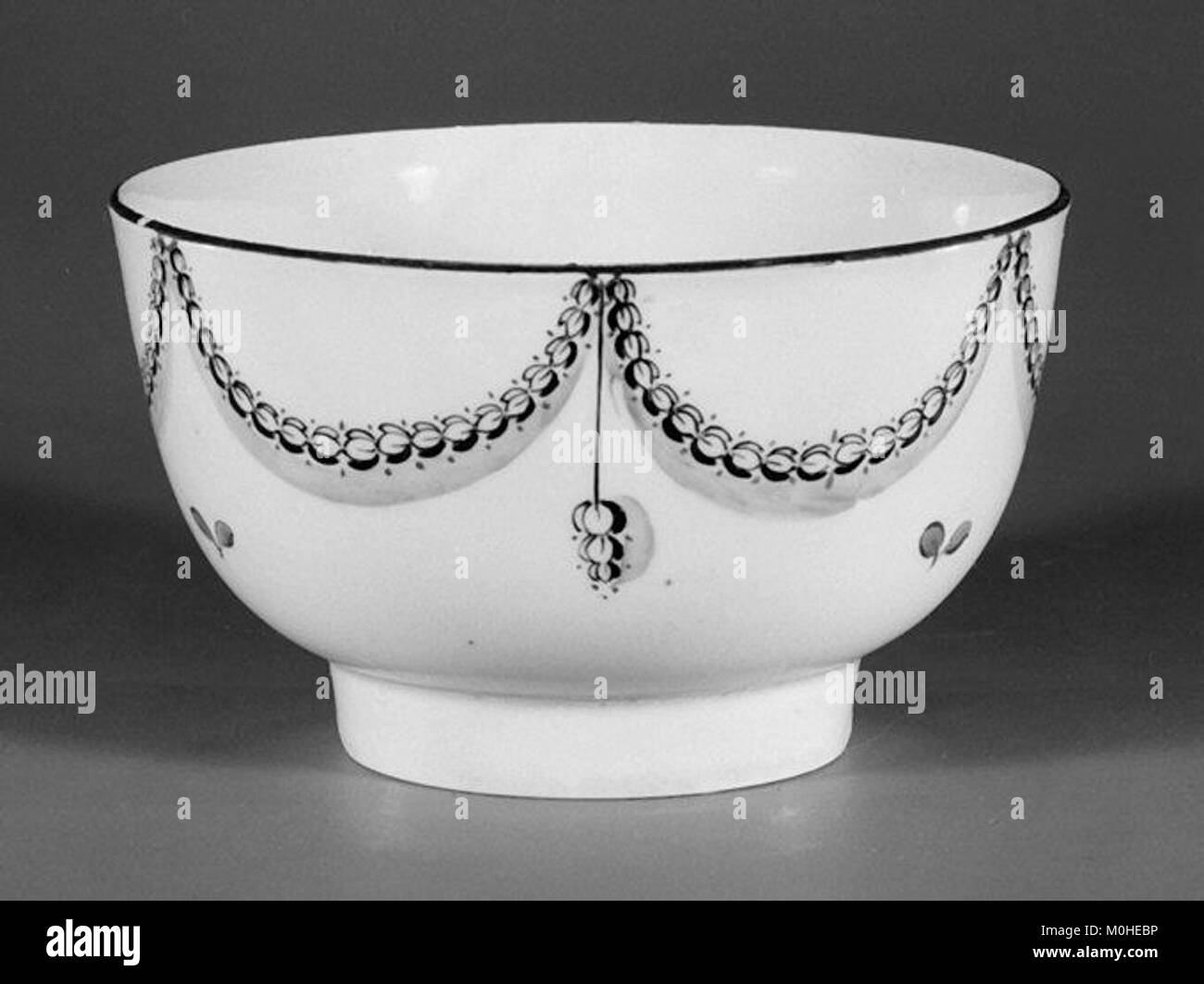 Una ciotola in porcellana di un servizio più grande allestita nella collezione del Metropolitan Museum of Art. Il pezzo riflette la raffinata maestria artigianale, il design elegante e il significato storico delle arti decorative Foto Stock