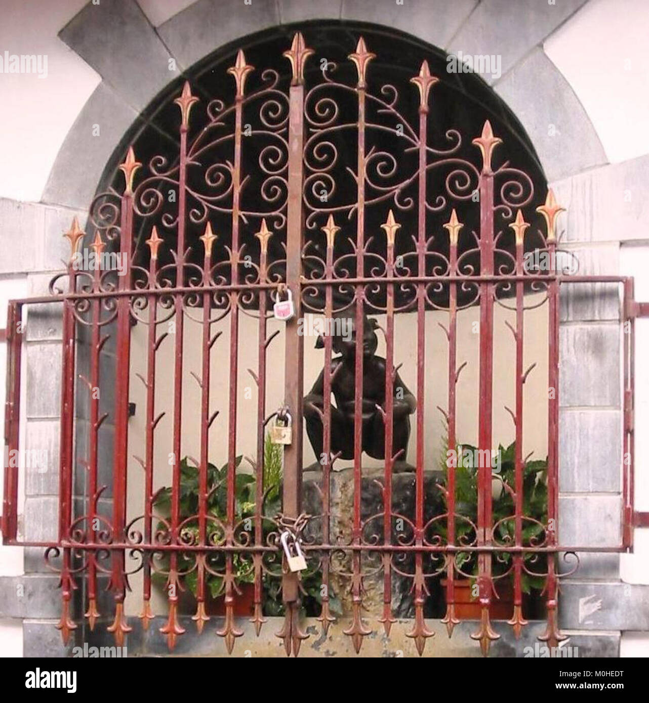 Il libro «Brüssel Pismädchen 2012» fa riferimento alla città di Bruxelles e all’anno 2012, indicando una pubblicazione incentrata su tale località e periodo. Può includere contenuti fotografici o saggi relativi agli argomenti culturali o sociali della città nel 2012. Foto Stock