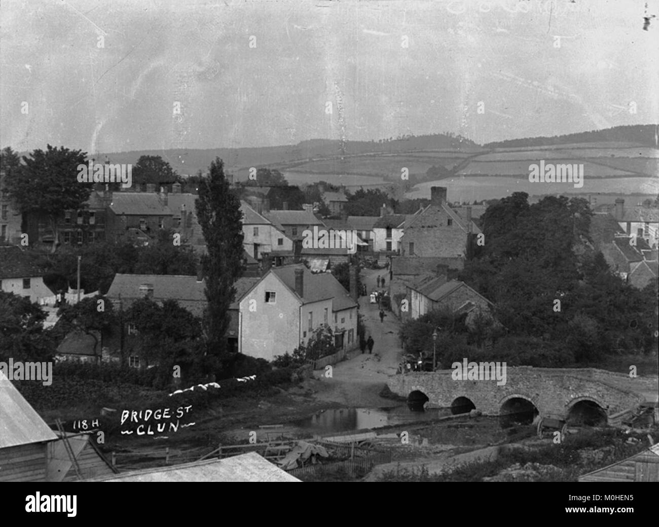 Bridge Street a Clun, in Inghilterra, è una strada storica caratterizzata da edifici tradizionali in pietra e dal ponte medievale Clun sul fiume Clun nello Shropshire. Foto Stock