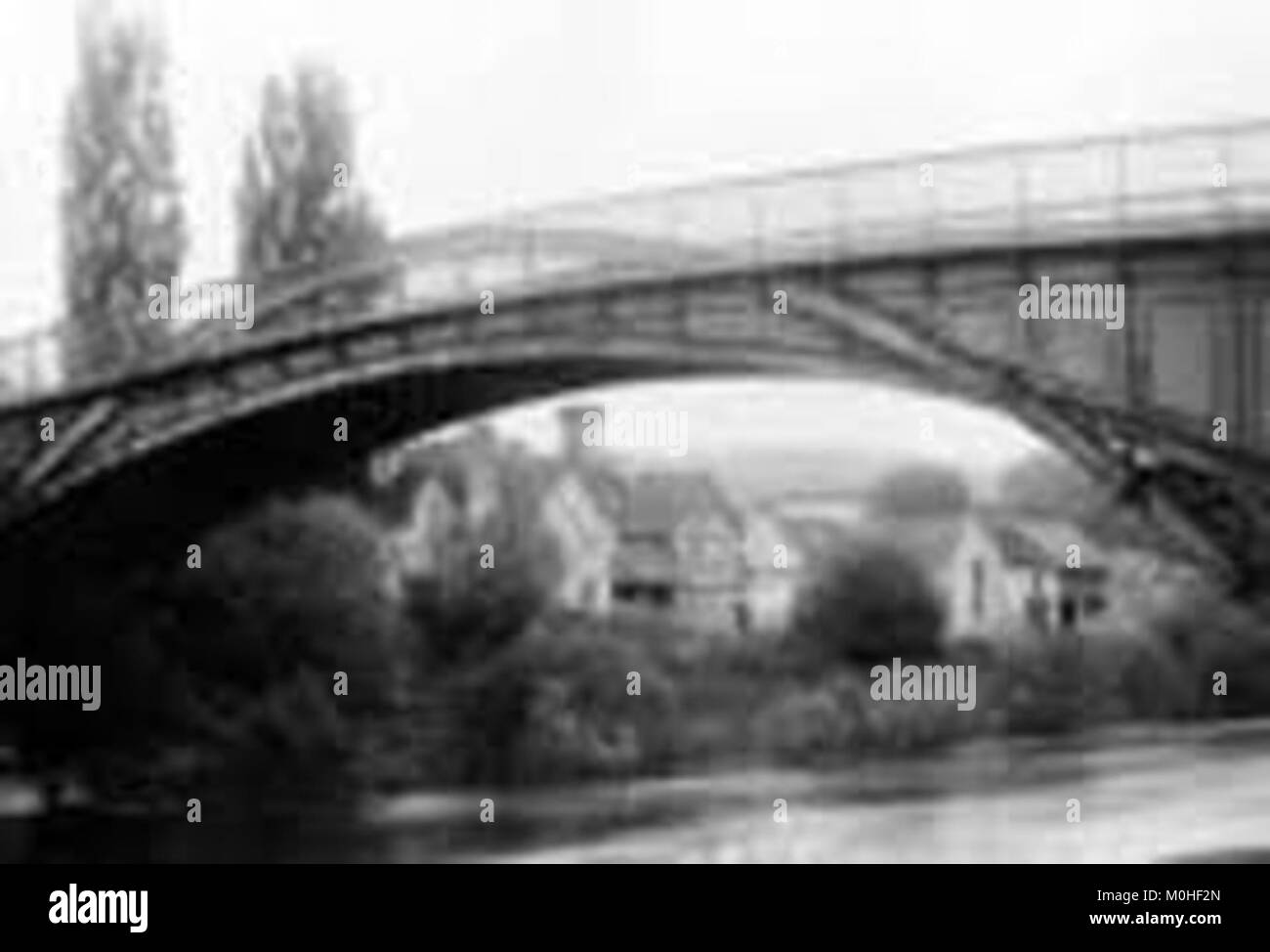 Il Buildwas Bridge nello Shropshire, in Inghilterra, progettato dall'ingegnere Thomas Telford nel 1796, attraversò il fiume Severn con un unico arco di ferro di 39,6 metri e di larghezza di 5,18 metri; la struttura originale sostituì un precedente ponte distrutto da inondazioni e terremoti. Foto Stock