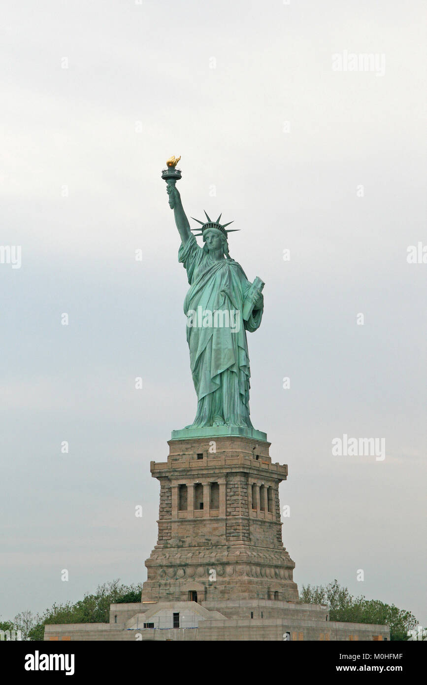 La Statua della Libertà, Liberty Island e il porto di New York, New York City, Stati Uniti d'America. Foto Stock