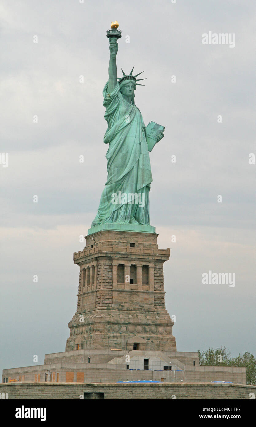 La Statua della Libertà, Liberty Island e il porto di New York, New York City, Stati Uniti d'America. Foto Stock