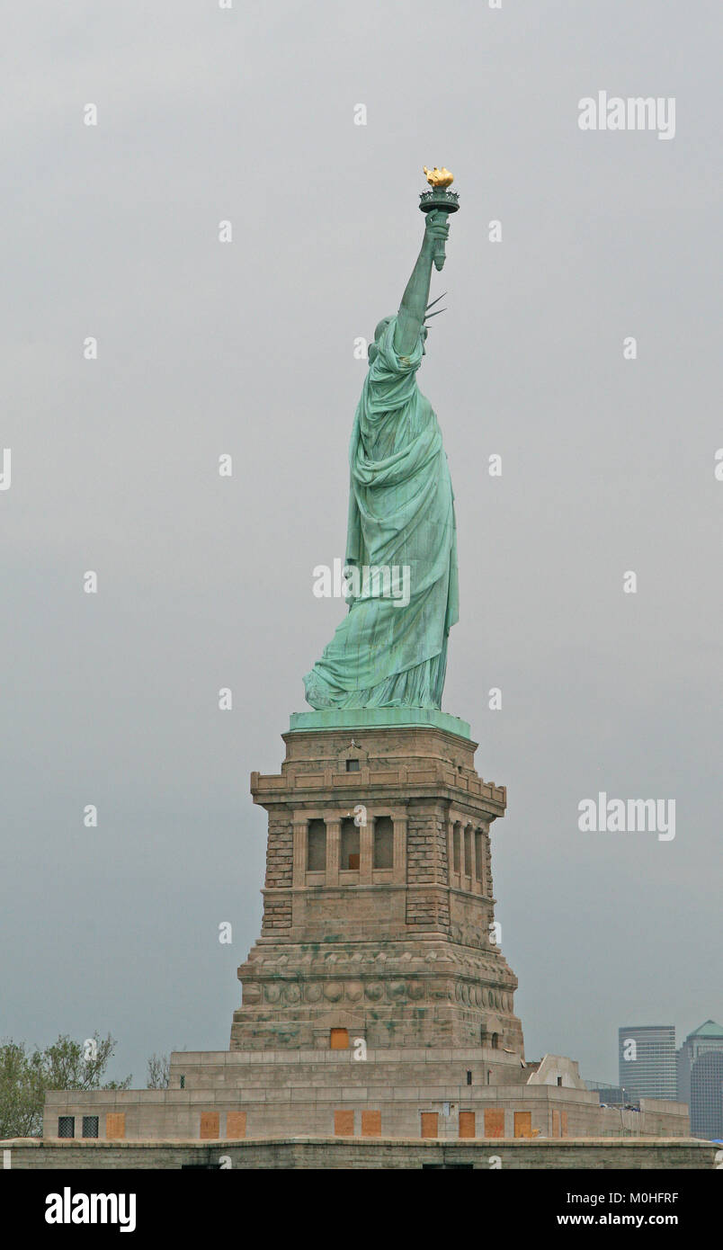La Statua della Libertà, Liberty Island e il porto di New York, New York City, Stati Uniti d'America. Foto Stock