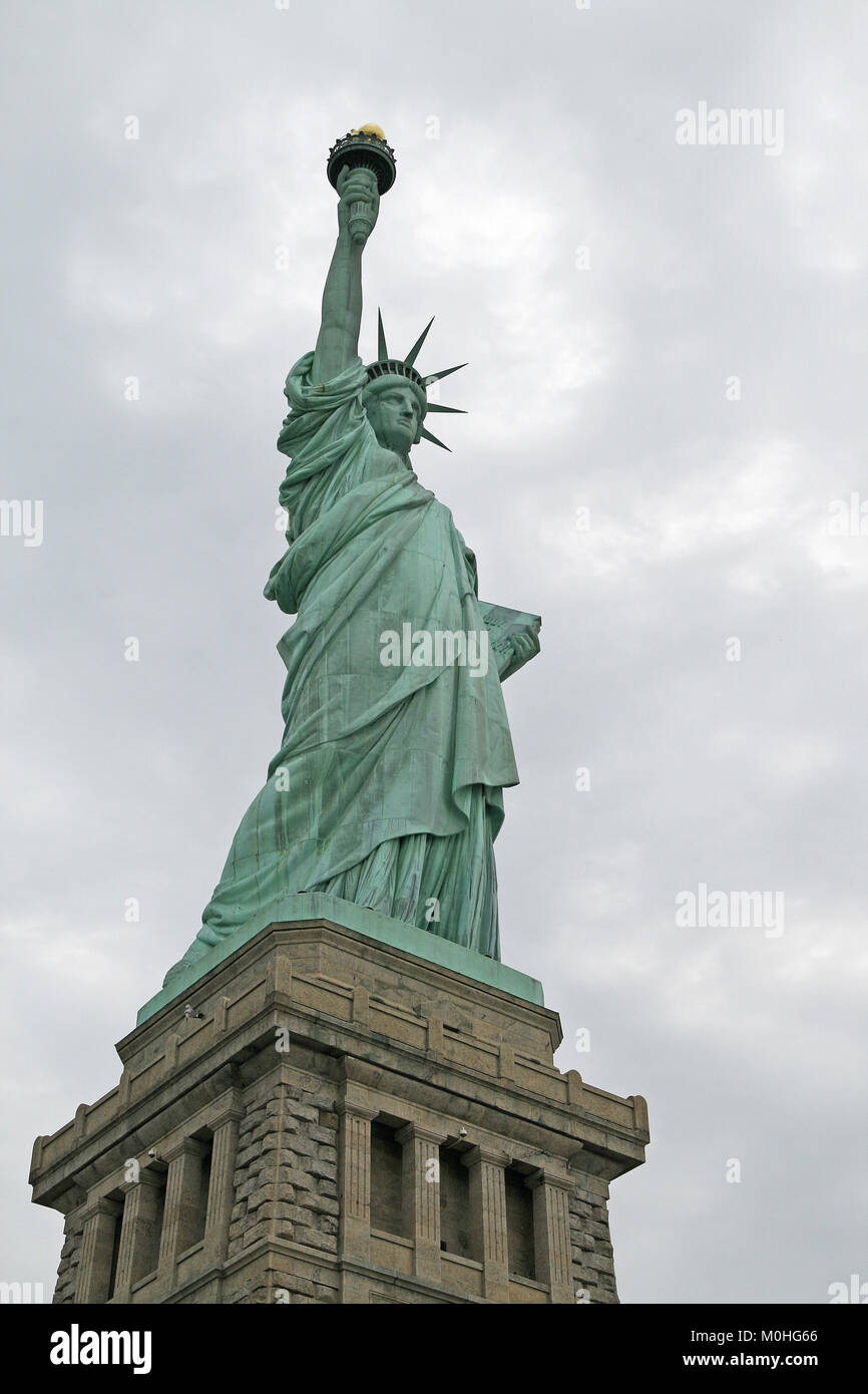 La Statua della Libertà, Liberty Island e il porto di New York, New York City, Stati Uniti d'America. Foto Stock