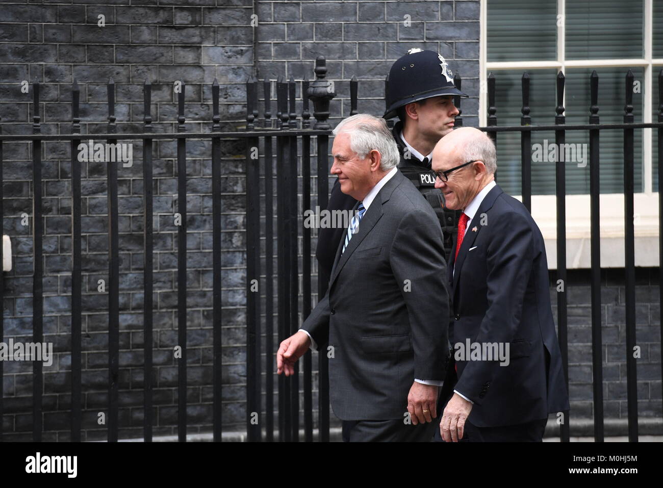 Il Segretario di Stato americano Rex Tillerson (sinistra) e ambasciatore statunitense Woody Johnson arrivano al 10 di Downing Street, Londra, per colloqui con il Primo Ministro Theresa Maggio. Foto Stock