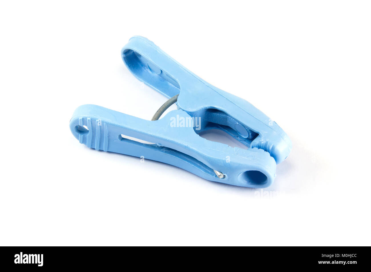 Chiuso blu o clothespeg clothespins isolati su sfondo bianco Foto Stock