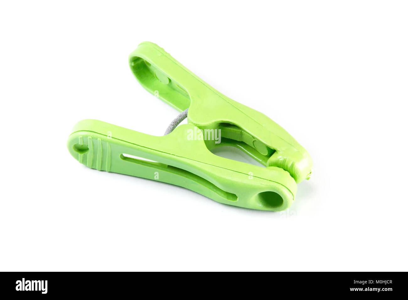Chiuso verde o clothespeg clothespins isolati su sfondo bianco Foto Stock