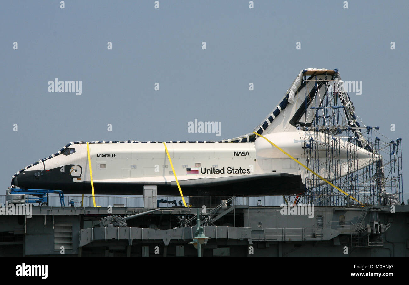 L'Enterprise navetta spaziale su Intrepid corazzata alla Intrepid Sea, Air & Space Museum, sulla riva del fiume Hudson, Manhattan, New York Foto Stock