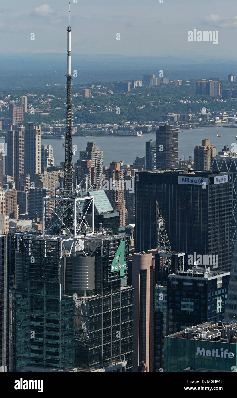 La rivista Conde Nast, (ufficialmente chiamato 4 Times Square), MetLife e Allianz edifici come si vede dall'Empire State Building, Broadway tra West 42nd e 4 Foto Stock