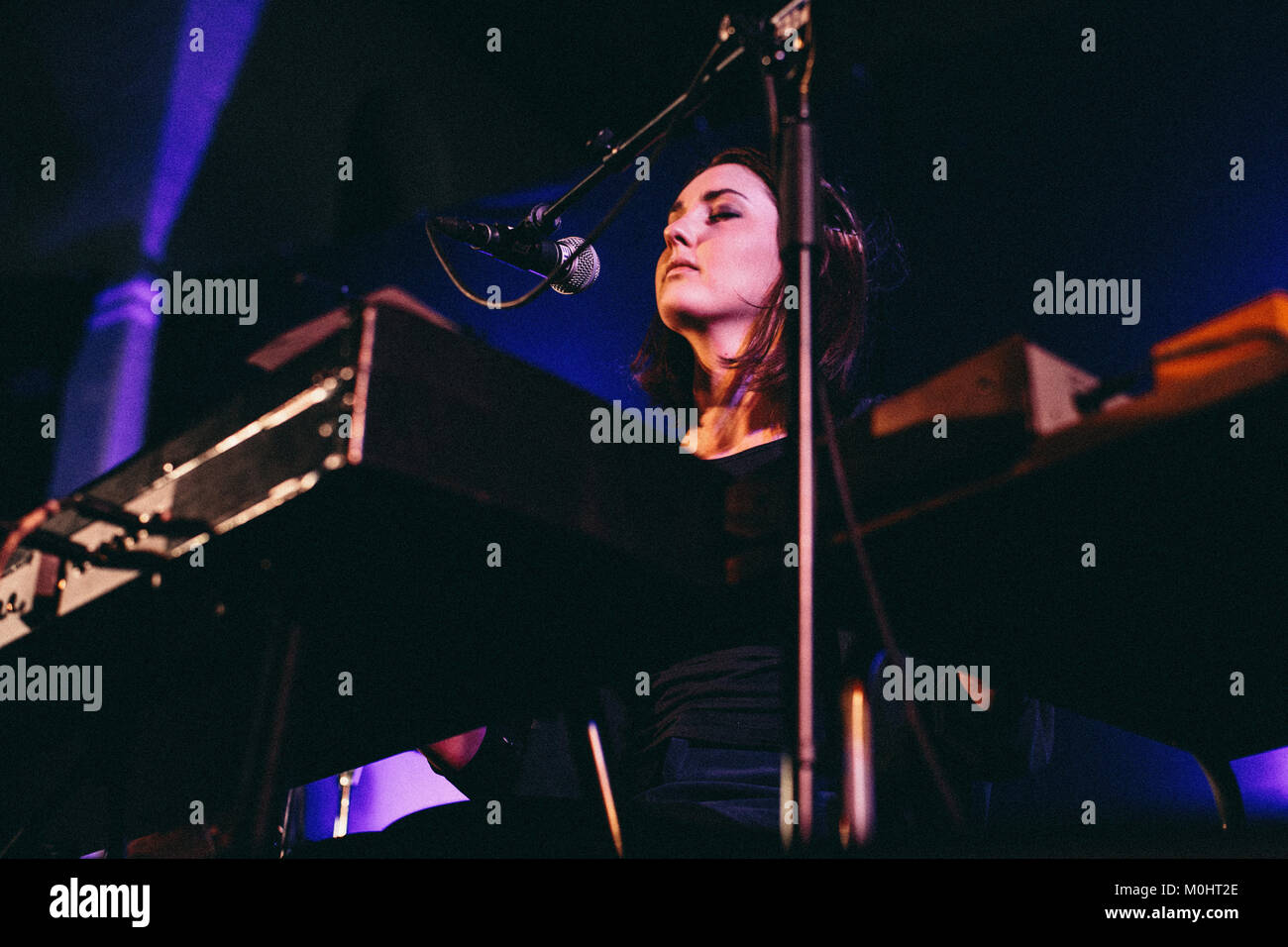 L'international acclamato cantante danese, musicista e cantautore Majke Romme Voss è meglio noto con il suo nome di fase rotto Twin. Qui si svolge un concerto dal vivo presso il Danish music festival Frost Festival 2013 a Copenaghen. Danimarca, 01/03 2013. Foto Stock