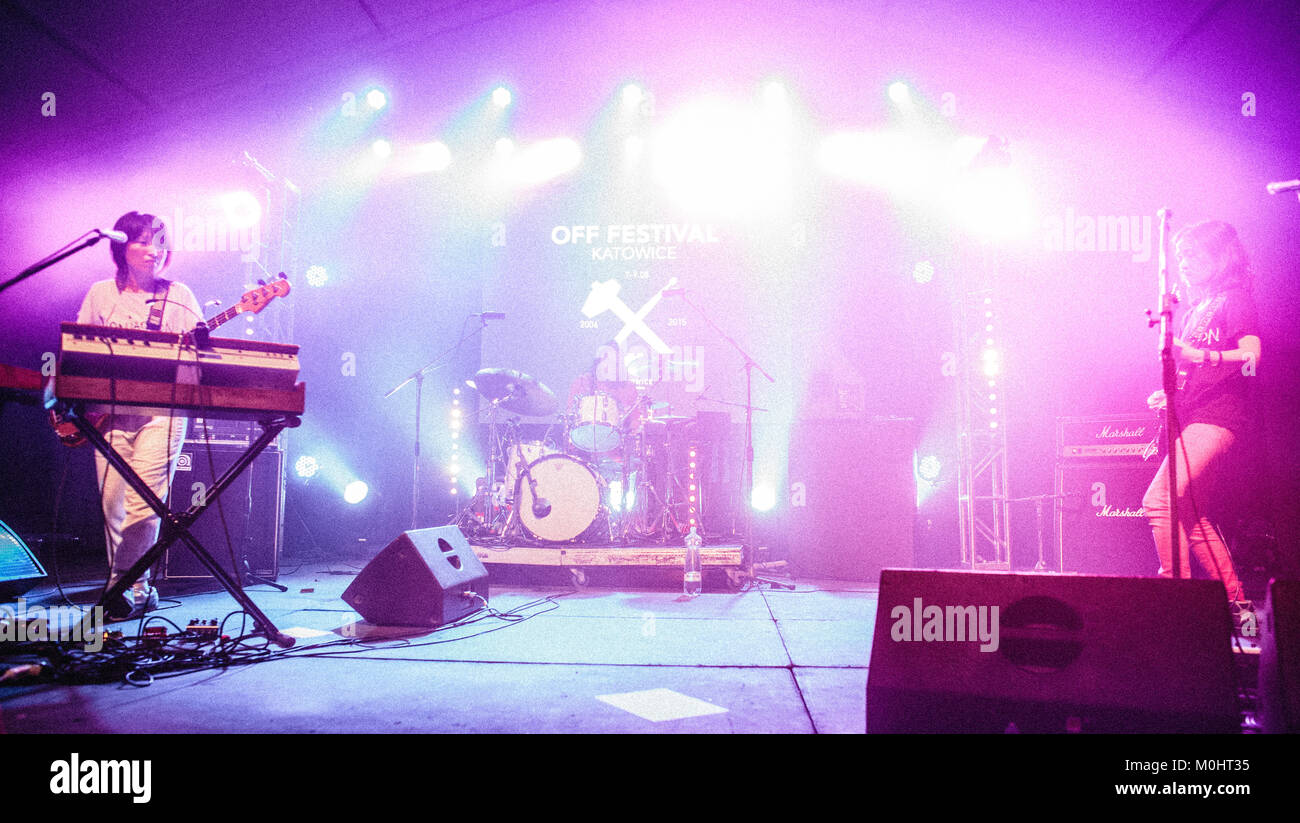 Il Japanese rock band Buffalo figlia esegue un concerto dal vivo presso il polacco music festival Off Festival 2015 a Katowice. La band è composta da musicisti zucchero Yoshinaga, Yukimo Ohno e MoOog Yamamoto. Polonia, 09/08 2015. Foto Stock