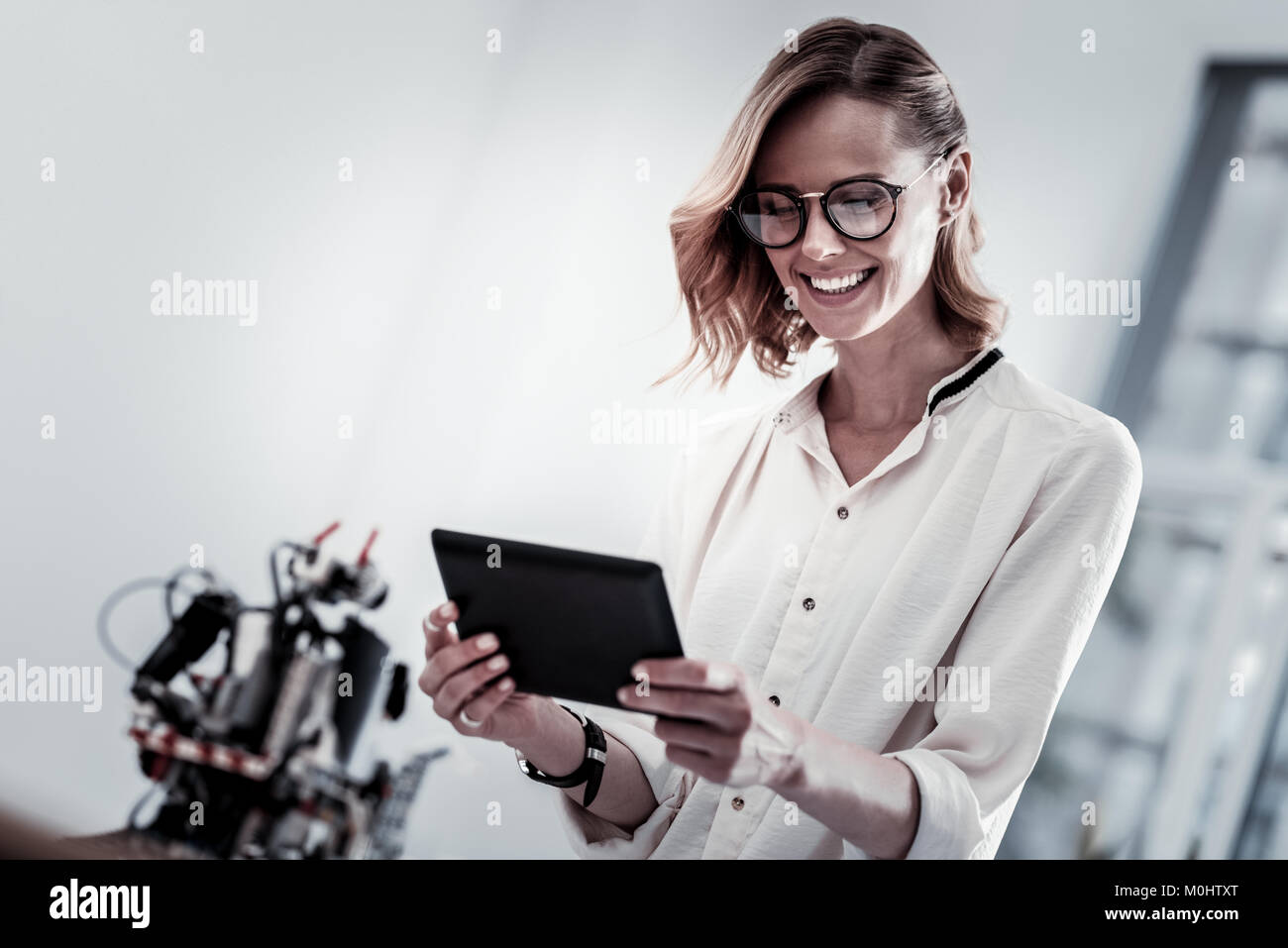 Affascinante ragazza essendo nel suo ufficio Foto Stock