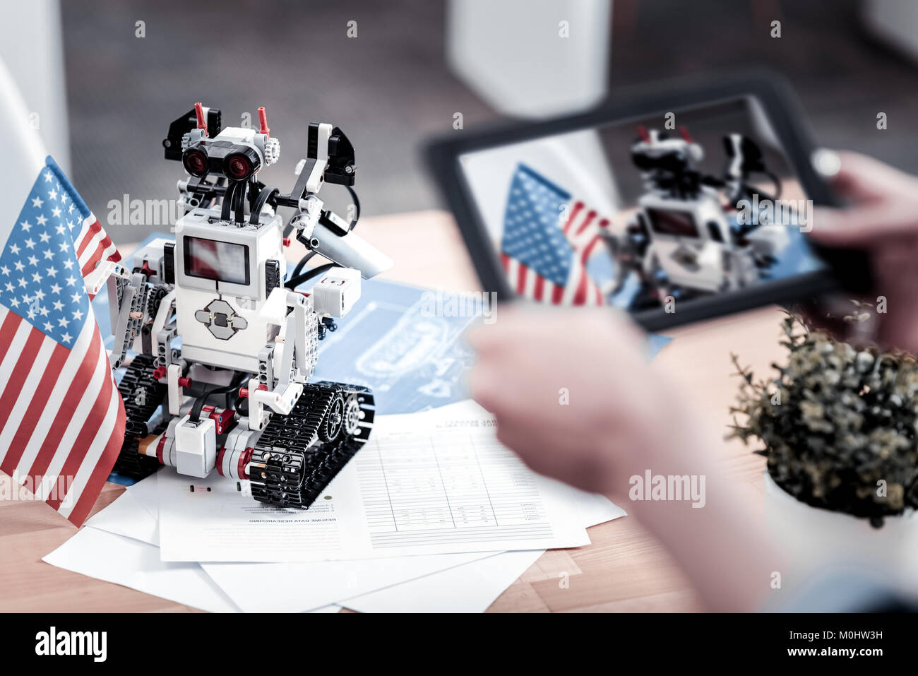 Close up di mani femminili che l'utilizzo di tablet Foto Stock