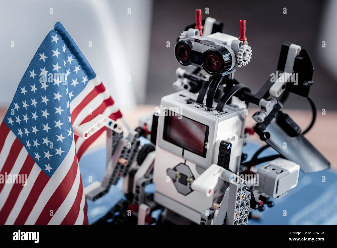 Chiusura del robot patriottica che essendo in uso Foto Stock