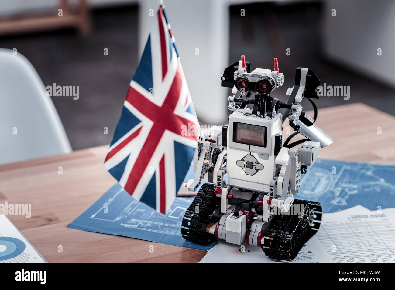 Immagine del giocattolo moderno che tiene la Gran Bretagna bandiera Foto Stock