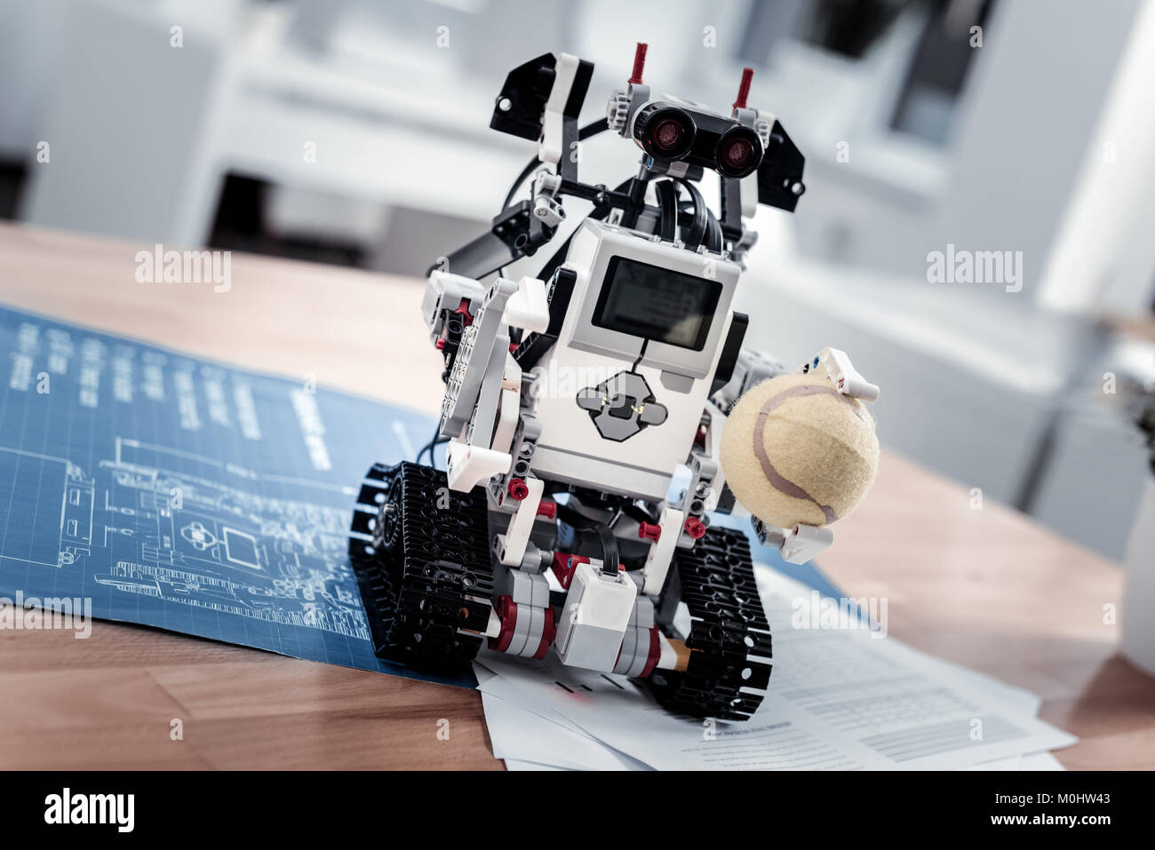 Piccolo robot giocattolo mantenendo la sfera Foto Stock
