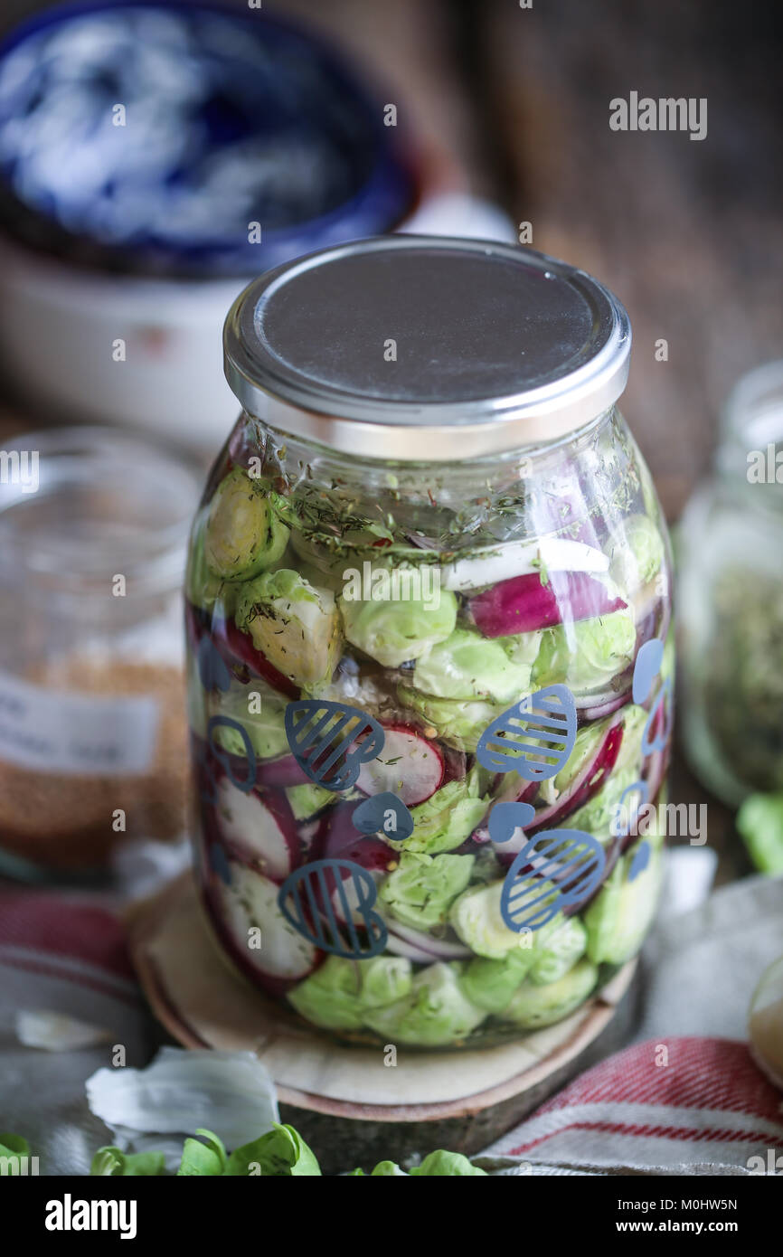 Vaso pieno di fatti in casa verdure fermentate. Foto Stock