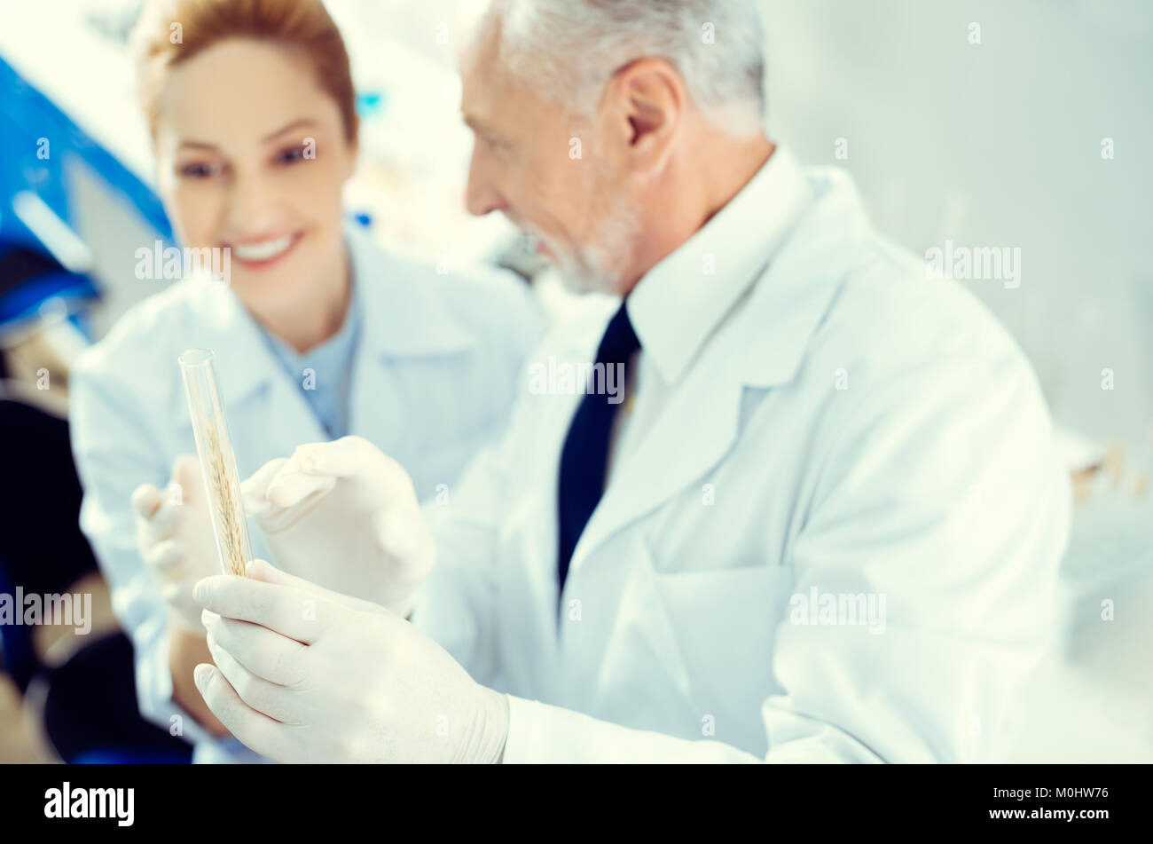 Lavoratori di laboratorio a discutere di campione di test in laboratorio Foto Stock