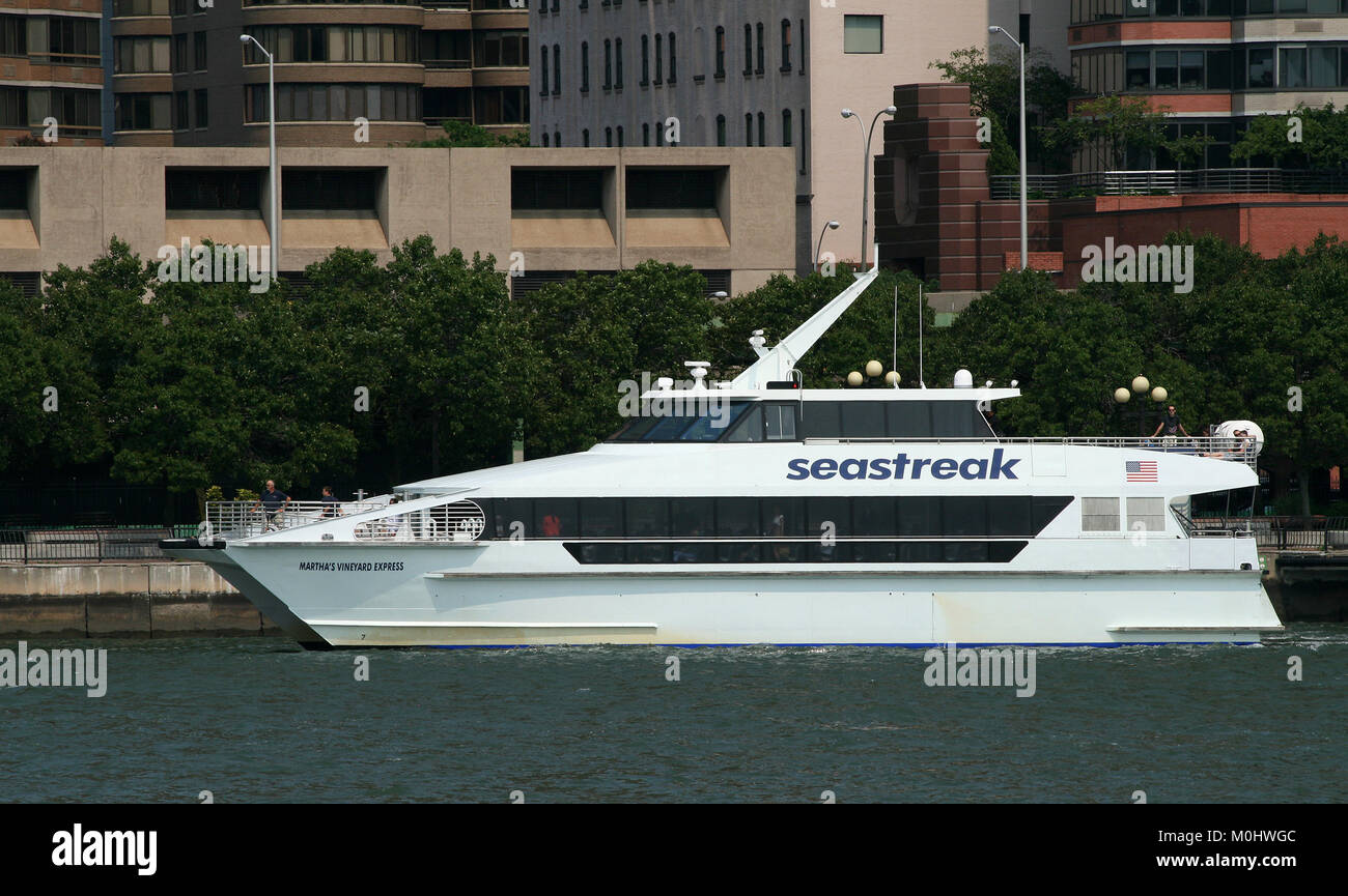 La Martha's Vineyard Express Seastreak Traghetto sull'East River, Lower Manhattan, New York City, nello Stato di New York, Stati Uniti d'America. Foto Stock