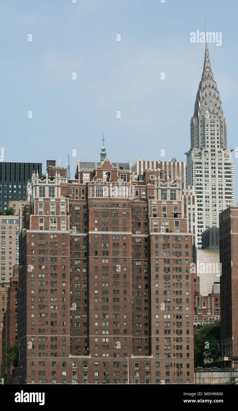 Chrysler Building e Tudor City Residence Apartment Complex, bordo meridionale del Turtle Bay, visto da un traghetto sull'East River, East Side di Manhattan, N Foto Stock