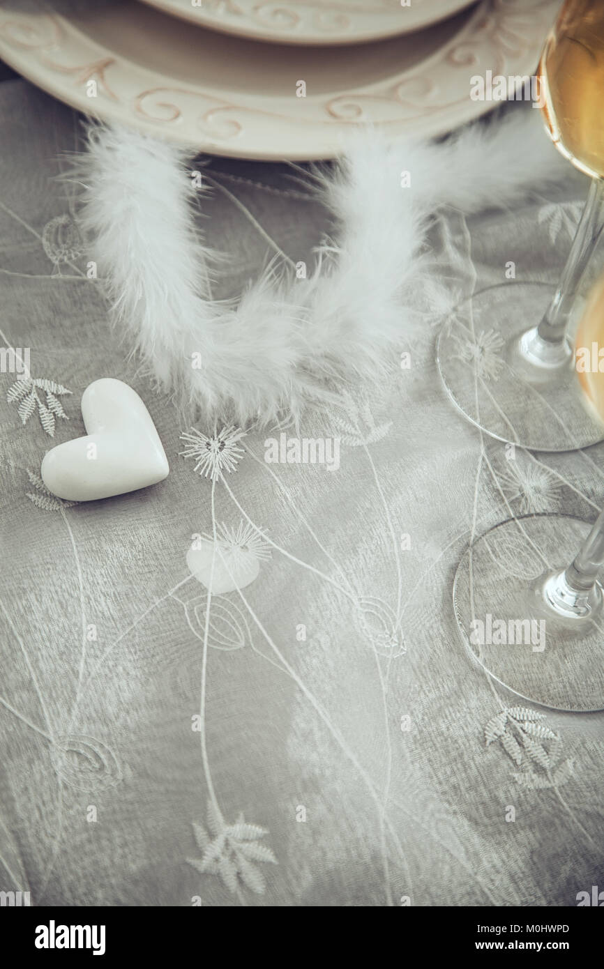 Il giorno di San Valentino la tabella. Piastra con cuori. Cena di San Valentino.San Valentino Impostazione tabella Foto Stock