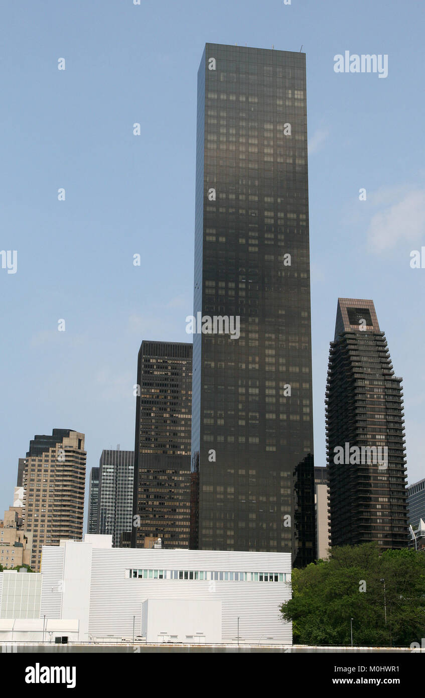 Il Trump World Tower, 100 Nazioni Unite Plaza e un Dag Hammarskjold Plaza visto da un traghetto sull'East River, Midtown Manhattan, New York C Foto Stock