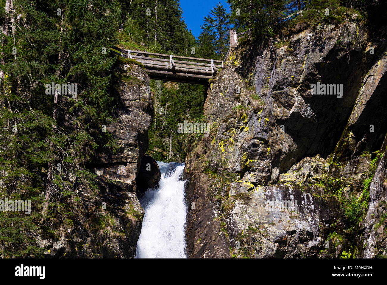 Cascata alpina Riesachwasserfall dal lago Riesachsee vicino a Schladming in Austria Foto Stock