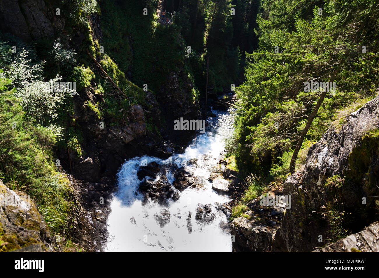 Cascata alpina Riesachwasserfall dal lago Riesachsee vicino a Schladming in Austria Foto Stock