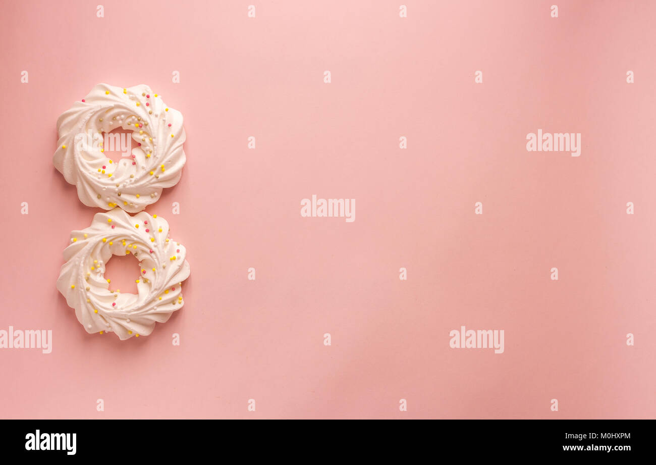 Numero otto white cookie e sfondo rosa Foto Stock