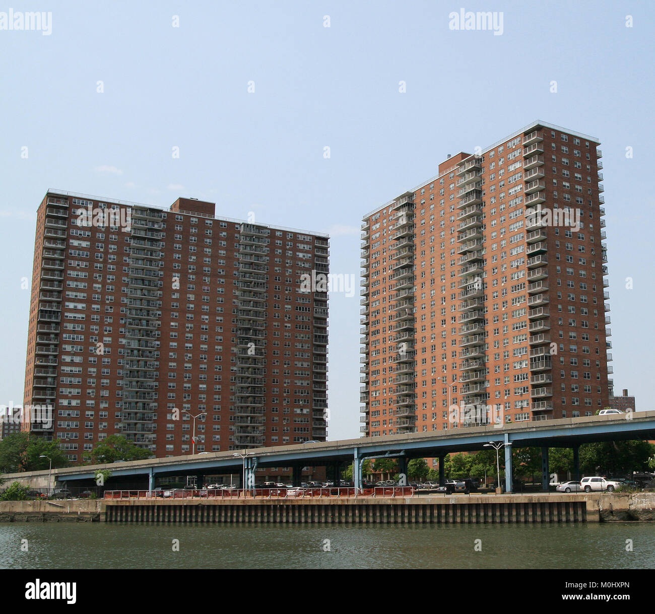 Edifici di appartamenti in Upper Manhattan sul fiume di Harlem, a New York City, nello Stato di New York, Stati Uniti d'America. Foto Stock