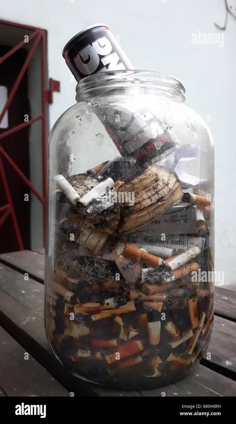 Un vassoio di vetro pieno di mozziconi di sigaretta e buccia di banana è visto di fronte al ristorante a Usti nad Labem, Repubblica Ceca, Dicembre 24, 2017. La Republ ceca Foto Stock