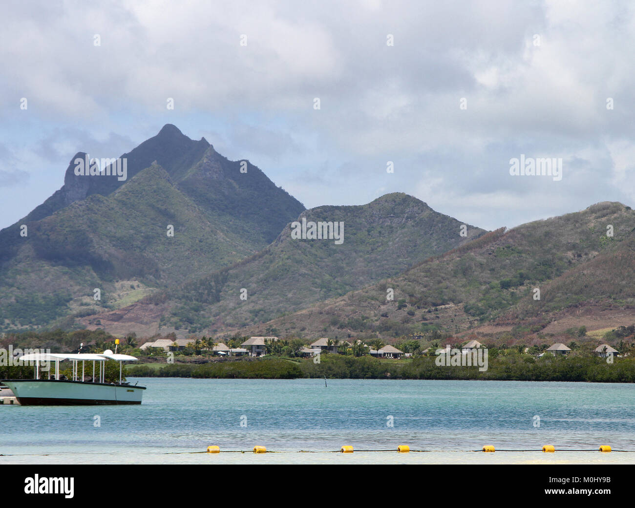 Vista del Monte Bambou e dalla riva di Ile aux Cerfs, una proprietà privata isola vicino alla costa est della Repubblica di Mauritius in Flacq distretto. Foto Stock