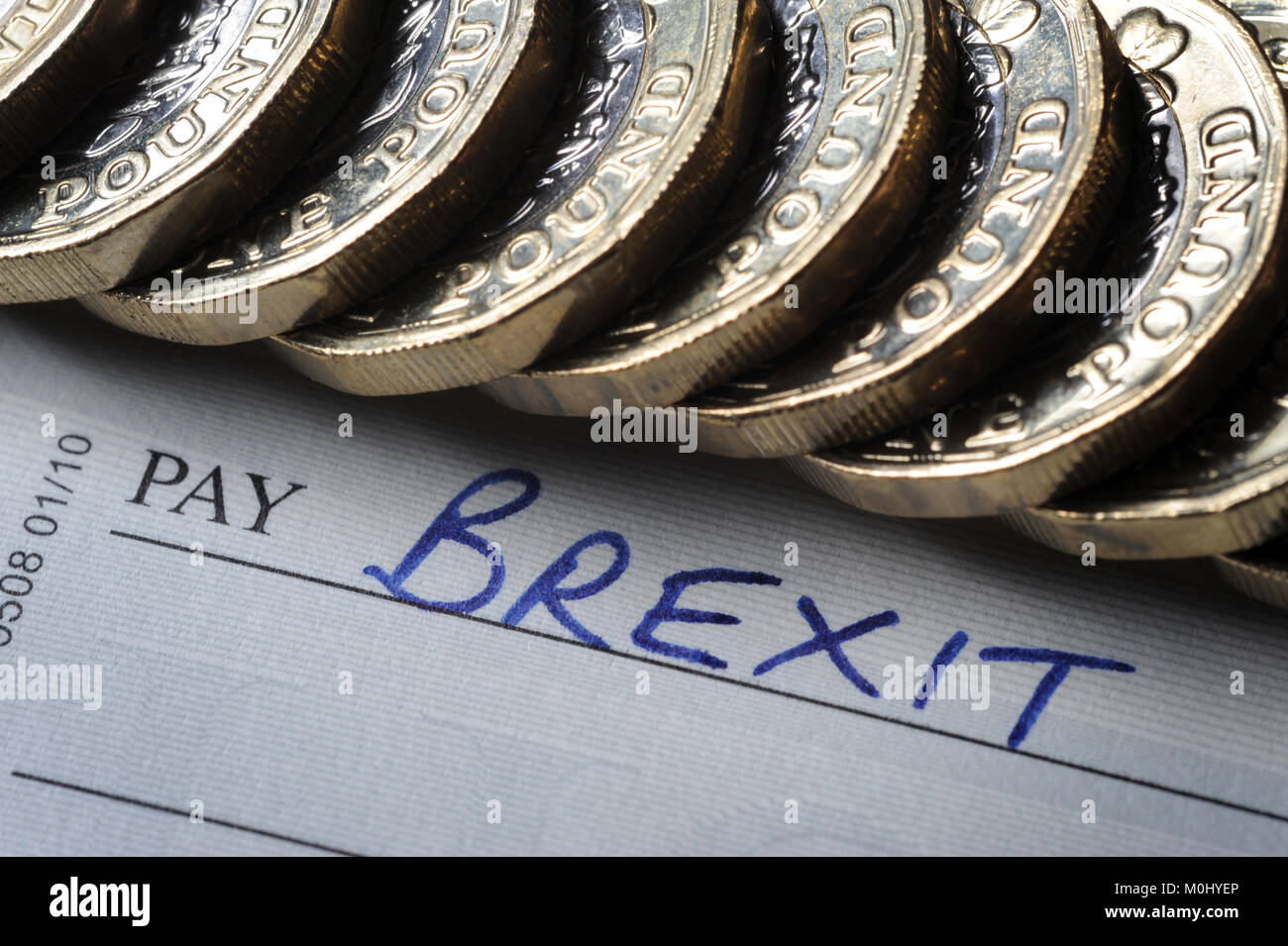 Verificare libro con 'BREXIT' pagare nome con una libbra di monete BREXIT nuovamente l'UE UNIONE EUROPEA LASCIANDO REFERENDUM ETC REGNO UNITO Foto Stock