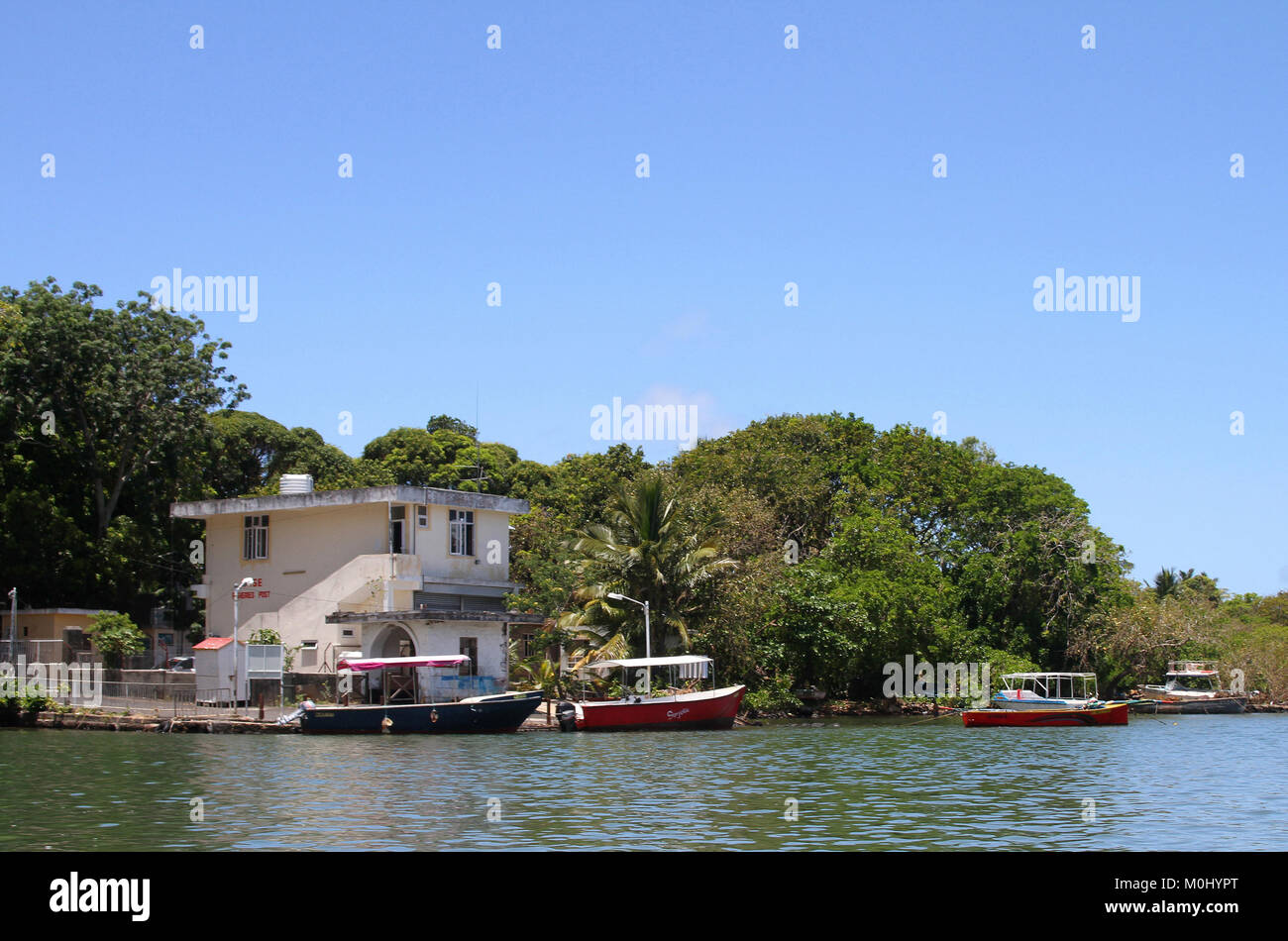 Proprietà privata casa sulla sponda del gran fiume, Flacq District, la Repubblica di Maurizio. Foto Stock