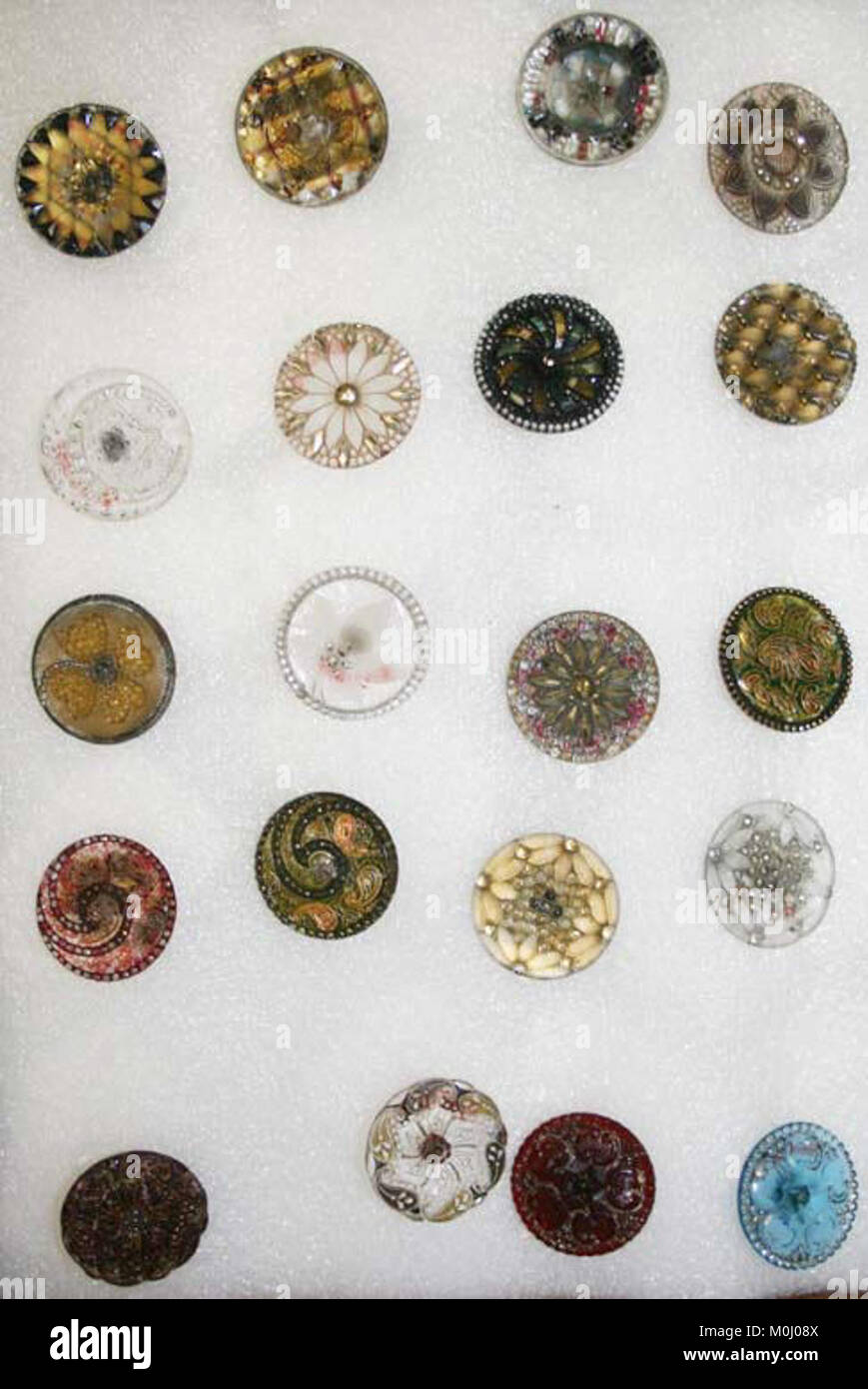 Un bottone della collezione Metropolitan Museum of Art, che mette in mostra la cura artigianale dei dettagli. Rappresenta elementi di design storici e valore artistico di un'epoca specifica, enfatizzando l'uso del materiale e l'estetica. Foto Stock
