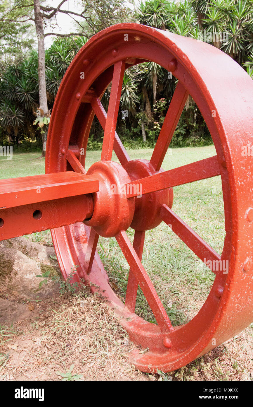 Close-up di Big Red in metallo ruota del carro Foto Stock