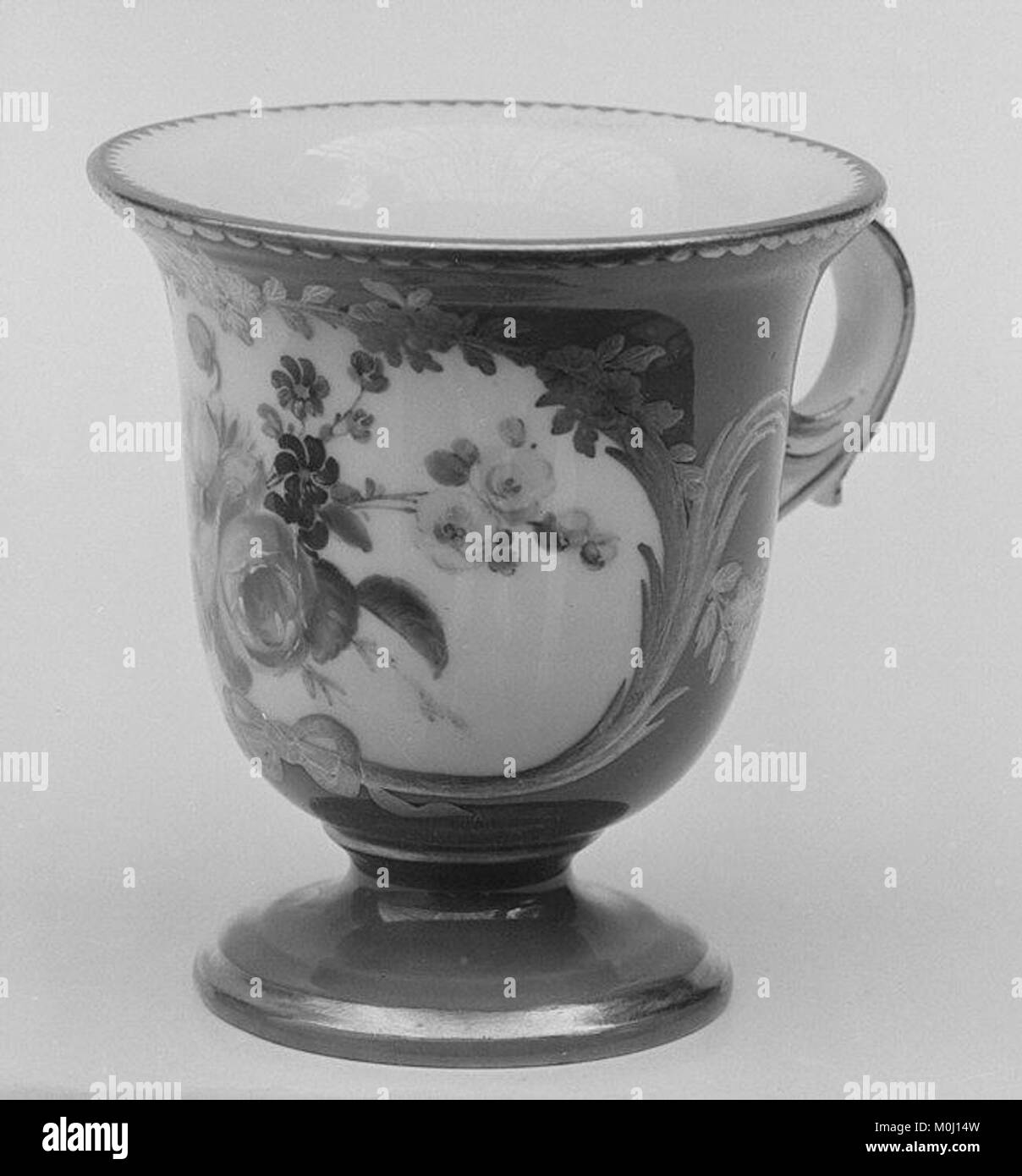 Una coppa di gelato in porcellana francese del XVIII secolo, da un servizio di trentuno pezzi, tenutasi al Metropolitan Museum of Art come numero di accesso 110772; corpo bianco con bordo dorato e decorazioni floreali dipinte che riflettono le usanze culinarie nazionali di stile tardo Luigi XV. Foto Stock